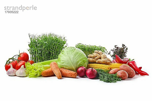 Vielfalt an frischem  saftigem Gemüse auf weißem Hintergrund. Welternährungstag Konzept