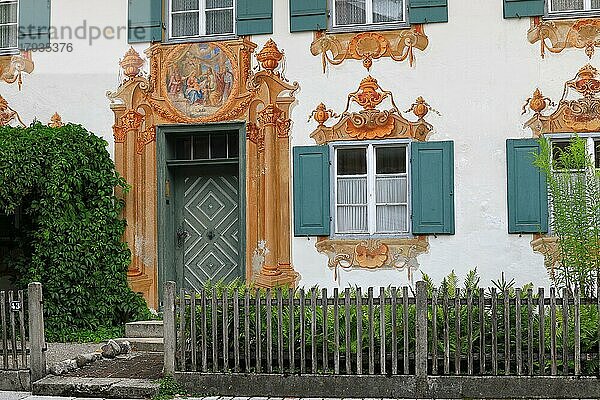 Wohnhaus  Lüftlmalerei  Fensterläden  Garten  Garten  Gartenzaun  Oberammergau  Oberbayern  Bayern  Deutschland  Europa