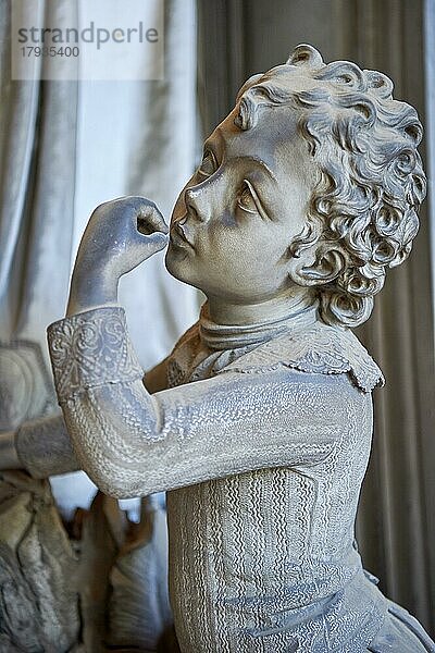 Bilder der Steinskulptur eines jungen Mädchens  monumentales Pelegrini-Grab auf dem Monumentalfriedhof Staglieno  Genua  Italien  Europa