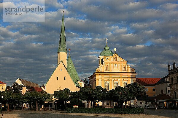 Kapuzinerkirche Sankt Magdalena  Kapellplatz mit der Gnadenkapelle  Altötting  Oberbayern  Deutschland  Europa