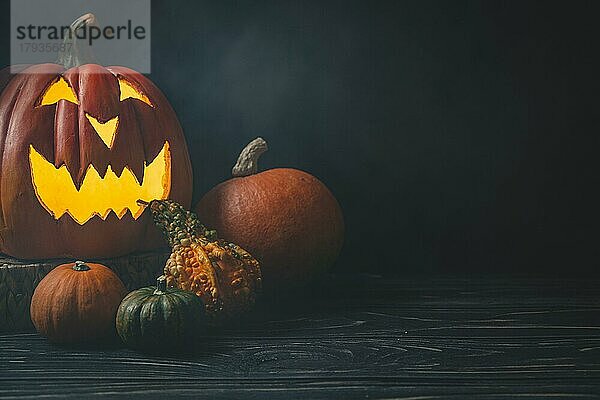 Halloweendekoration auf dunklem Untergrund mit Nebel