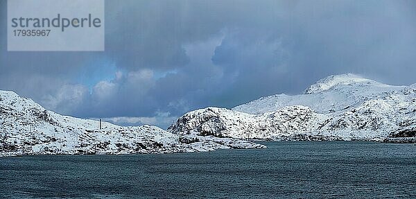 Panorama eines norwegischen Fjordes im Winter  Lofoten  Norwegen  Europa
