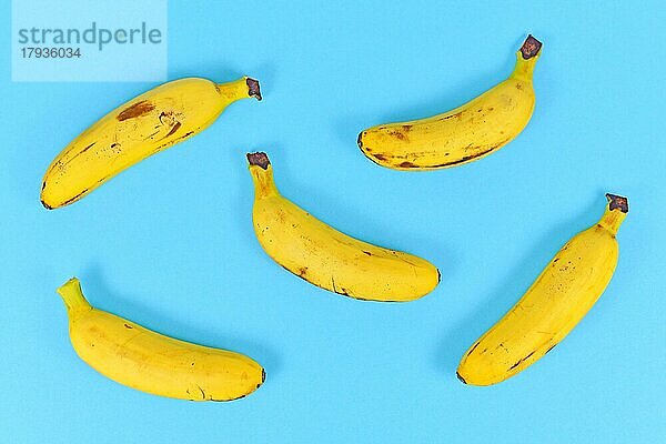 Haufen kleiner Snack Bananen auf hellblauem Hintergrund