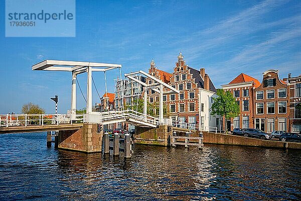 Gravestenenbrug-Brücke am Fluss Spaarne und alte Häuser in Haarlem  Niederlande  Europa