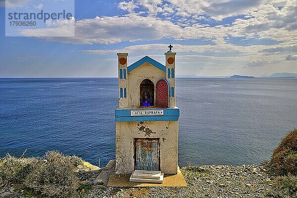 HDR  Miniatur Kirche am Straßenrand  frontal  blau-weiß  Agia Barbara  Heilige Barbara  blauer Himmel  grau-weiße Wolken  Ostküste der Halbinsel Rodopou  Westkreta  Insel Kreta  Griechenland  Europa