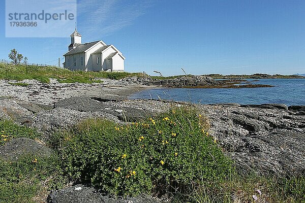 Einsame Kirche am Strand bei Leknes auf den Lofoten  Norwegen  Skandinavien  Europa