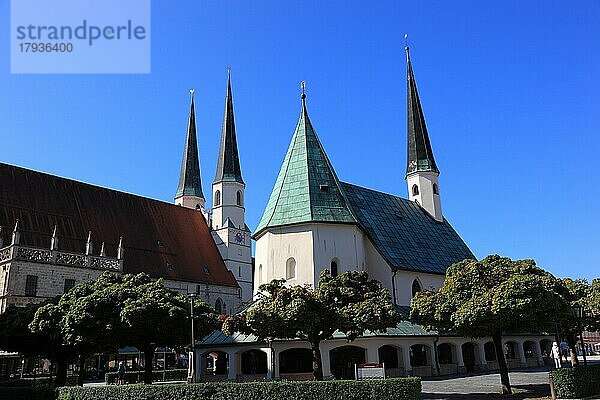 Pfarr- und Stiftskirche St. Philipp und Jakob  Kapellplatz mit der Gnadenkapelle  Altötting  Oberbayern  Deutschland  Europa