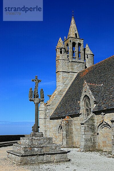 Notre Dame de la Joie  Kapelle unserer Lieben Frau von der Freude mit Kalvarie nahe dem Dorf Saint-Pierre  Bretagne  Frankreich  Europa