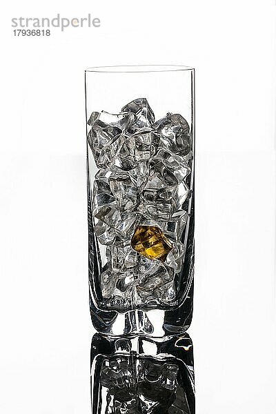 Eiskristalle in einem Glas mit Wasser auf einem Glashintergrund