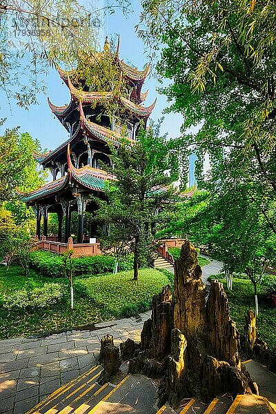 Wangjiang-Pavillon im Wangjianglou-Park zwischen Bäumen. Chengdu  Sichuan  China  Asien
