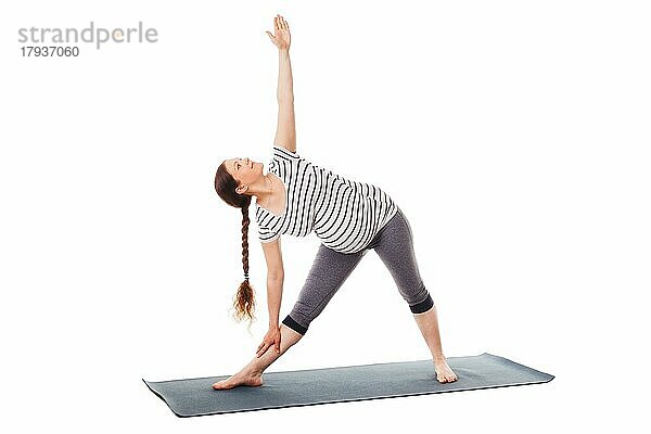Schwangerschaft Yoga-Übung  schwangere Frau tut asana Utthita trikonasana  erweiterte Dreieck Pose einfache Variante vor weißem Hintergrund