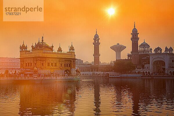 Sikh-Gurdwara Golden Temple (Harmandir Sahib) bei Sonnenaufgang. Amritsar  Punjab  Indien. Mit Streulicht und Linsenreflexion