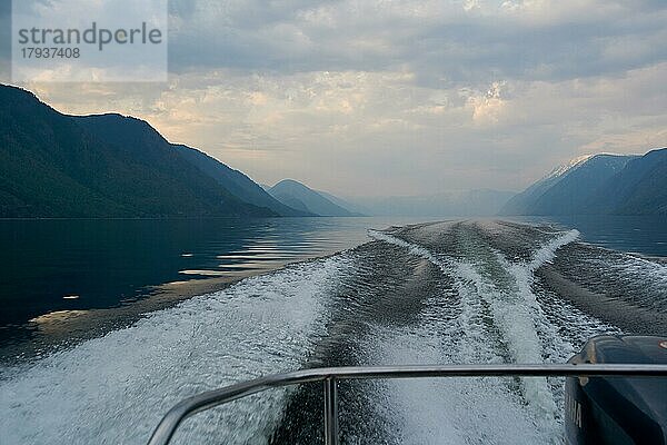 Landschaftlicher Blick auf den Teletskoje-See  Altai. Eine Bootsfahrt auf dem See  ein Blick auf die Berge vom Boot aus  Wellen in Form eines Walschwanzes