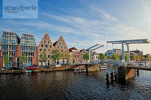 Gravestenenbrug-Brücke am Fluss Spaarne und alte Häuser in Haarlem  Niederlande  Europa