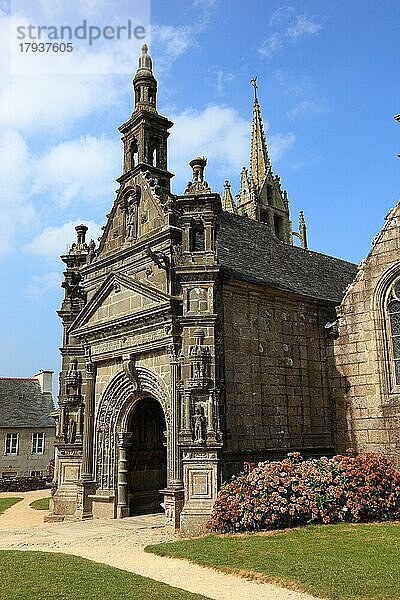 Gemeinde Guimiliau  Kirche und Kalvarienberg  Calvaire von Guimiliau entstand zwischen 1581 und 1588 und gilt mit seinen 200 Figuren als zweitgrößter der Bretagne  Bretagne  Frankreich  Europa