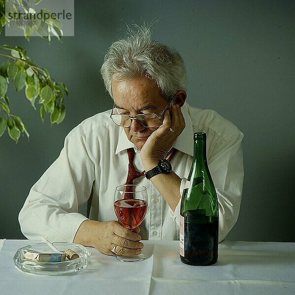 Älterer Mann mit Weinglas