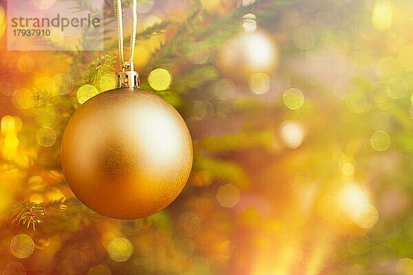 Weihnachtsfeier Urlaub Hintergrund  Weihnachtsbaum Dekoration Kugel auf geschmückten Weihnachtsbaum mit defokussierten verschwommenen Lichter Bokeh und copyspalce