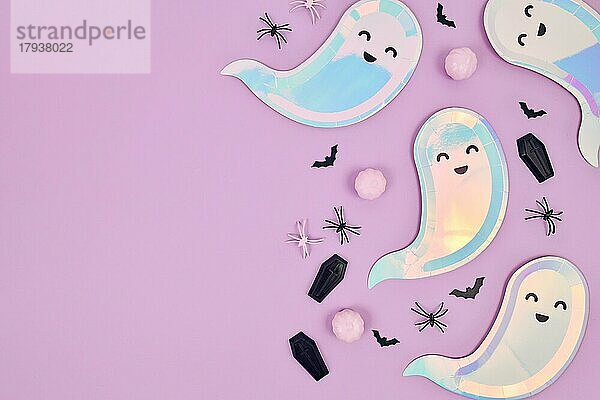 Nette pastellfarbene Halloween-Party flach legen mit Geist geformt Platten  Spinnen  Kürbisse und Särge auf violettem Hintergrund