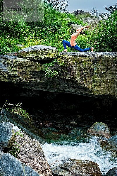 Yoga im Freien  sportlich fitte Frau übt Yoga Anjaneyasana  niedrige Halbmond-Lunge-Pose im Freien in den Bergen