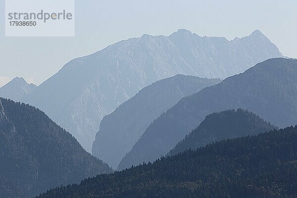 Alpen im Chiemgau  gestaffelte Berge  blaue Silhouetten  Chiemgau  Bayern Deutschland