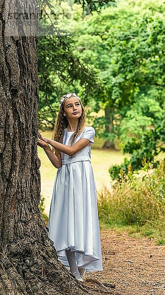 Erste Heilige Kommunion eines kleinen Mädchens  Elizas Outdoor-Session