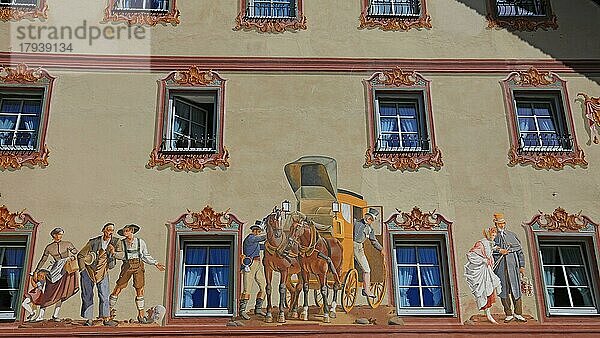 Hausfassade mit Lüftlmalerei  Mittenwald  Landkreis Garmisch Partenkirchen  Oberbayern  Bayern  Deutschland  Europa