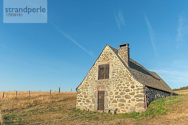 Traditioneller  renovierter Schafstall aus Stein in Aubrac. Cevennen  Frankreich  Europa