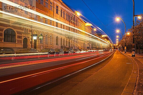 Unscharfe Lichtspuren der Prager Straßenbahn in der Dämmerung. Prag  Tschechische Republik  Europa