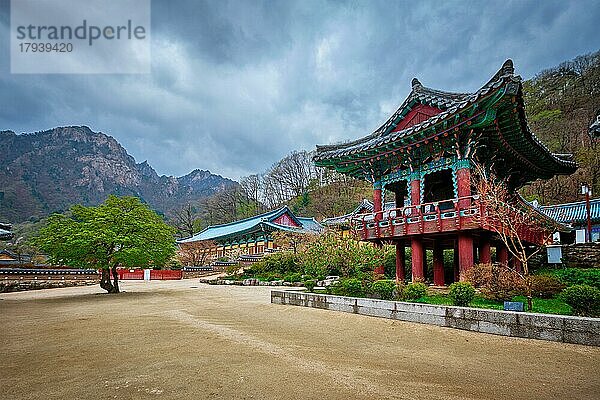 Buddhistischer Tempel Sinheungsa im Seoraksan-Nationalpark  Seoraksan  Südkorea  Asien