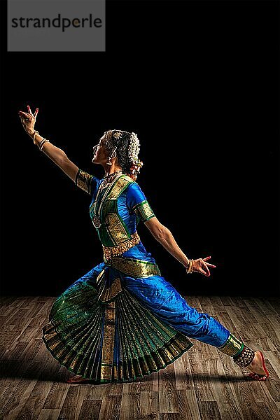 Indische Kultur  schöne Tänzerin  Vertreterin des klassischen indischen Tanzes Bharatanatyam aus dem Bundesstaat Tamil Nadu