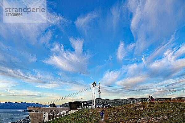 Wolken und Teile der Seilbahn Fjellheisen  Tromsö  Troms og Finnmark  Norwegen  Europa