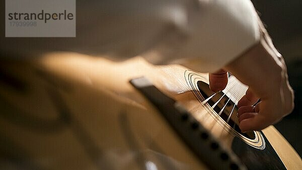 Sideways close up Mann Person spielt Gitarre  Auflösung und hohe Qualität schönes Foto