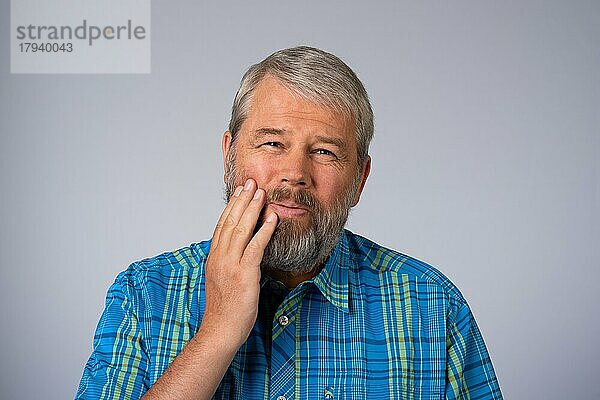 Mann 55 Jahre mit Zahnschmerzen  wehleidig