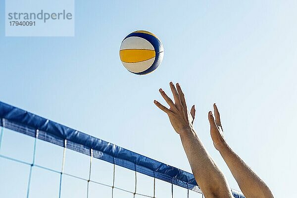 Seitenansicht Mann s Hände Vorbereitung Hit eingehende Volleyballnetz  Auflösung und hohe Qualität schönes Foto