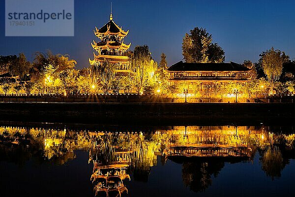 Wangjiang-Pavillon-Park (Wangjianglou-Park) mit Blick auf den Jinjiang-Fluss  Chengdu  Sichuan  China  bei Nacht beleuchtet  Asien