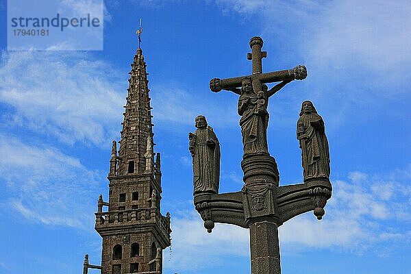 Kirche und Kalvarie von Pencran bei Landerneau  umfriedete Pfarrbezirk  Bretagne  Frankreich  Europa