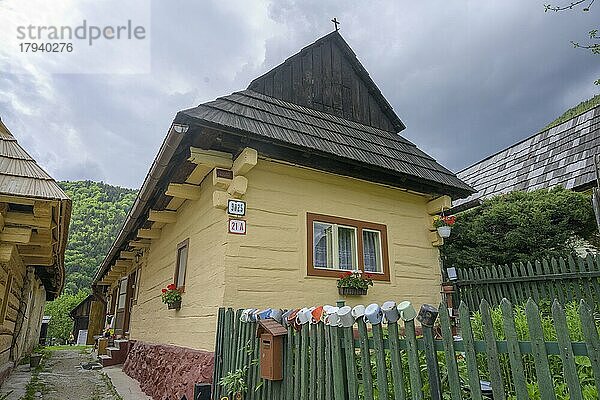 Bunt bemalte Holzhäuser im Dorf Vlkolinec  Unesco Welkulturerbe  Ru?omberok  ?ilinský kraj  Slowakei  Europa