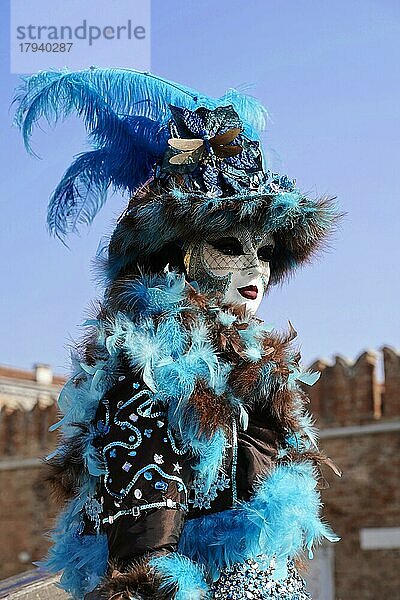 Frau mit traditioneller venezianischer Maske  Portrait  Karneval in Venedig  Venetien  Italien  Europa