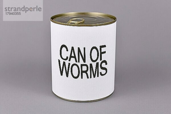 Konzept für schwierige Situationen und unangenehme Erlebnisse  das eine Blechdose mit weißem Etikett und den Worten Can of worms auf grauem Hintergrund zeigt