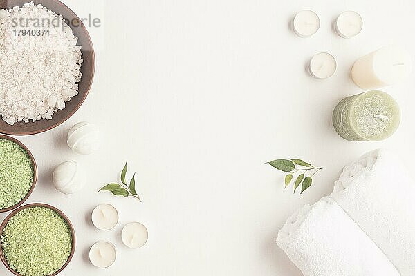 Set Spa-Behandlungen mit aromatischen Salzkerzen Hintergrund. Auflösung und hohe Qualität schönes Foto
