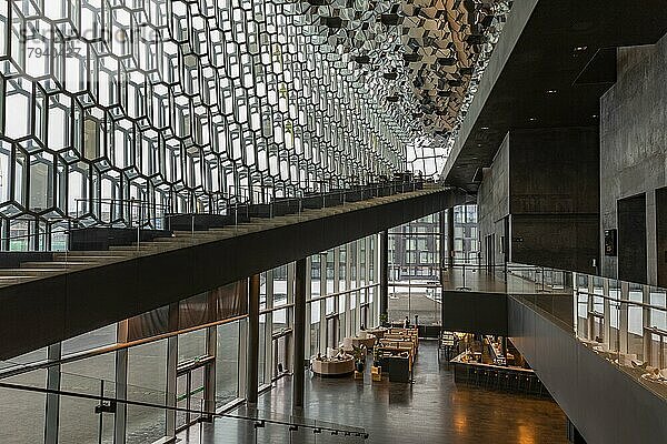 Konzerthalle und Kongresszentrum Harpa  Innenansicht  kunstvolle moderne Architektur  Reykjavik  Halbinsel Reykjanes  Sudurnes  Island  Europa