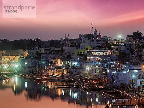 Heiliger Puskhar-See (Sagar) und Ghats der Stadt Pushkar in der Abenddämmerung  Rajasthan  Indien  Asien