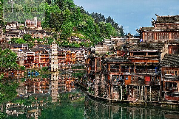 Chinesische Touristenattraktion  Feng Huang Ancient Town (Phoenix Ancient Town) am Tuo Jiang Fluss mit Wanming Pagoda Turm bei Sonnenuntergang. Provinz Hunan  China  Asien