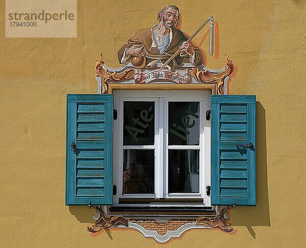 Hausfassade mit Lüftlmalerei  Mittenwald  Landkreis Garmisch Partenkirchen  Oberbayern  Bayern  Deutschland  Europa