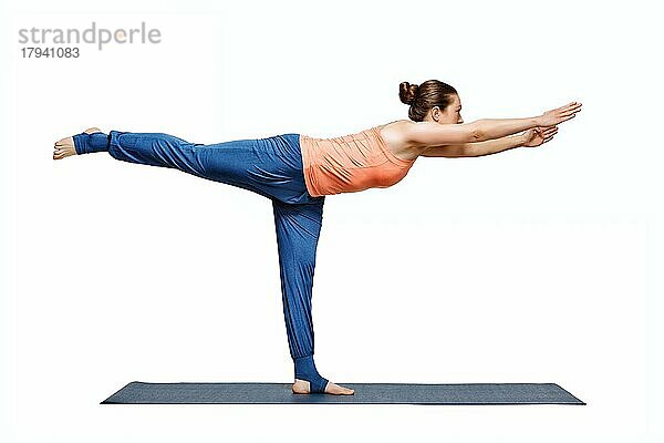 Schöne sportliche fit Frau Praktiken Yoga Asana Virabhadrasana 3  Krieger 3 Pose vor weißem Hintergrund