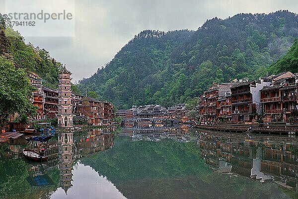 Chinesische Touristenattraktion  Feng Huang Ancient Town (Phoenix Ancient Town) am Tuo Jiang Fluss mit Wanming Pagoda Turm bei Sonnenuntergang. Provinz Hunan  China  Asien