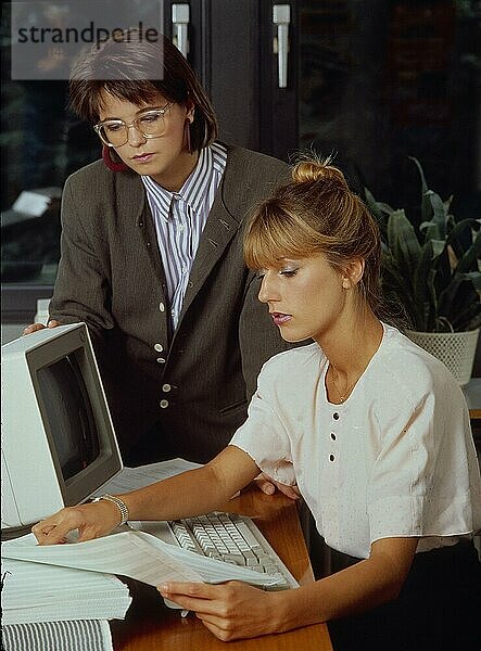 2 Frauen am Computer Büroszene