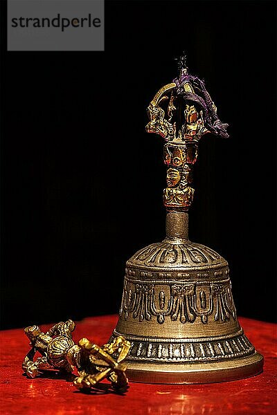 Tibetisch-buddhistische Ritualobjekte  Vajra und Glocke  Stillleben. Hemis Gompa  Ladakh  Indien  Asien