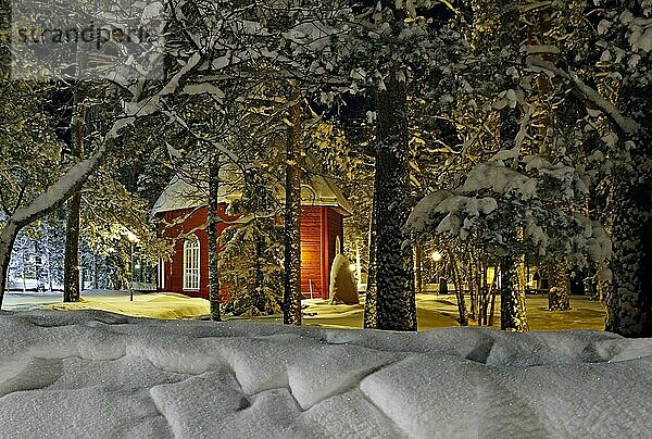 Alte Kirche in Jokkmokk im Winter  roter Holzbau  schneebeckte Bäume  Lappland  Schweden  Europa