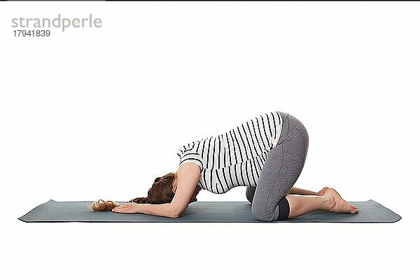 Schwangerschaft Yoga-Übung  schwangere Frau tun asana Balasana  Kind s Pose vor weißem Hintergrund